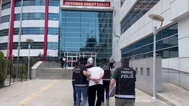 Zehir tacirleri polisten kaçamadı
