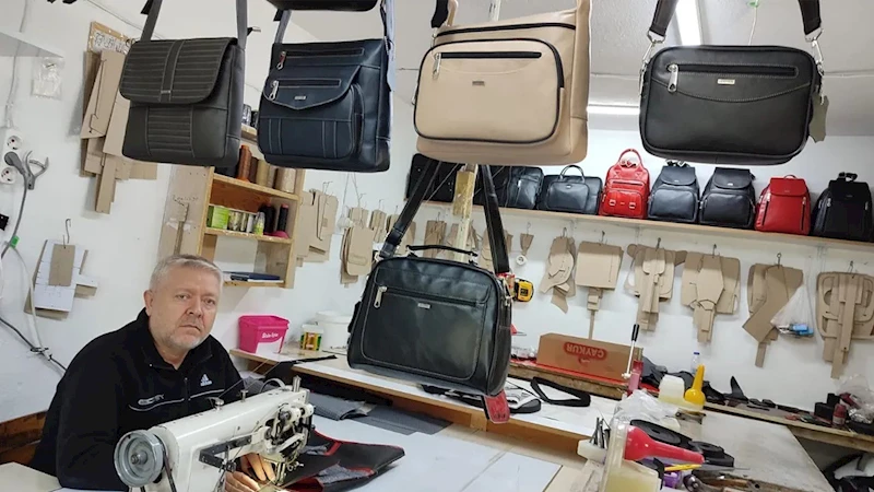 Küçük atölyesinde eliyle diktiği deri ürünleri Türkiye’nin her yerine gönderiyor
