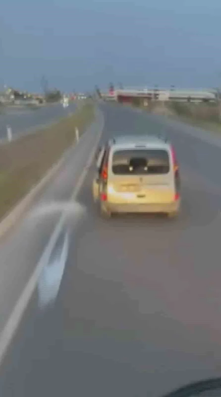 Tartıştığı sürücüye seyir halindeyken içecek fırlattı, o anlar kamerada

