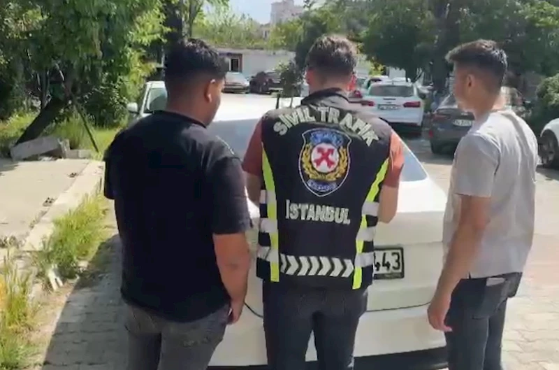 Beylikdüzü’nde araç camından sarkıp dans eden şahıslara ceza
