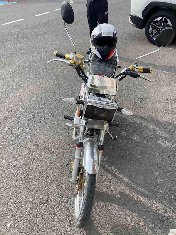 Yatarak motosiklet süren sürücünün ehliyeti iptal edildi
