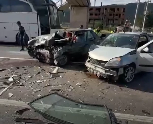 Yalova’da 4 araçlı zincirleme kaza: 5 yaralı
