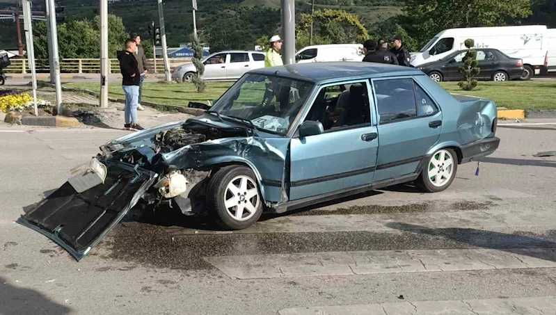 Hafif ticari araç otomobille çarpıştı: 2 yaralı
