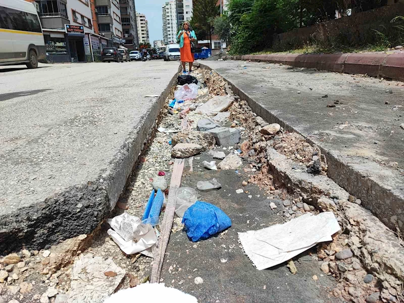 Seyhan Belediyesi yolu yapmadı, vatandaşla muhtar karşı karşıya geldi
