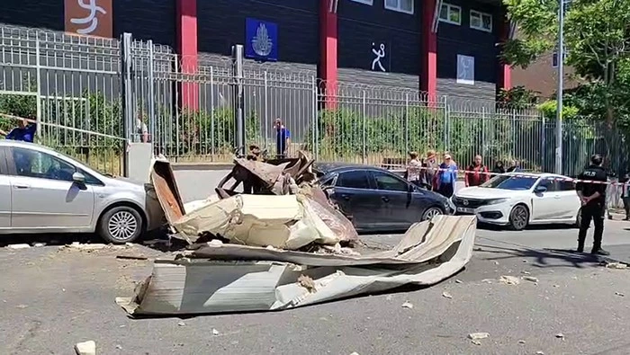 Bağcılar’da bir iş yerinde bulunan buhar kazanı patladı. Olayda 1 kişi yaralanırken, 2 otomobil zarar gördü. Olay yerine çok sayıda itfaiye ve sağlık ekipleri sevk edilirken, ekiplerin müdahalesi devam ediyor.
