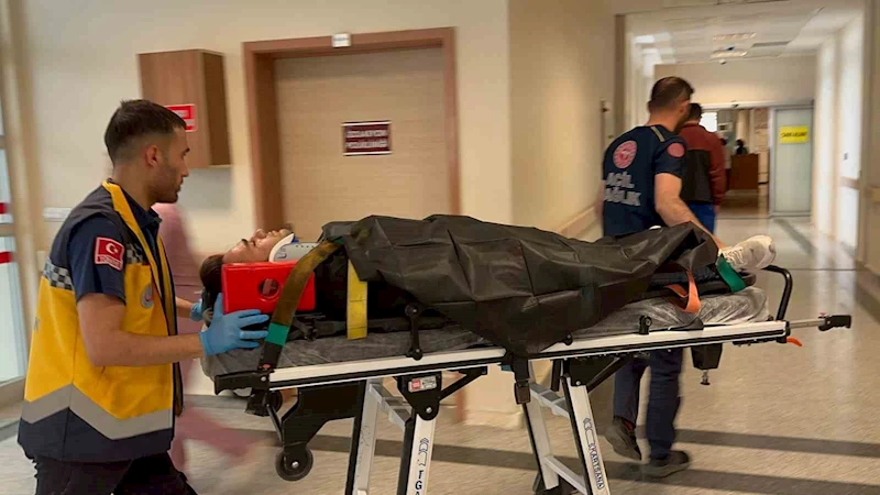 İki otomobil çarpıştı: 3 yaralı
