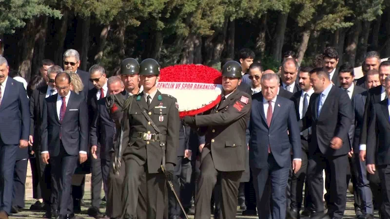 Bakan Bak, gençler ve sporcularla Anıtkabir’i ziyaret etti
