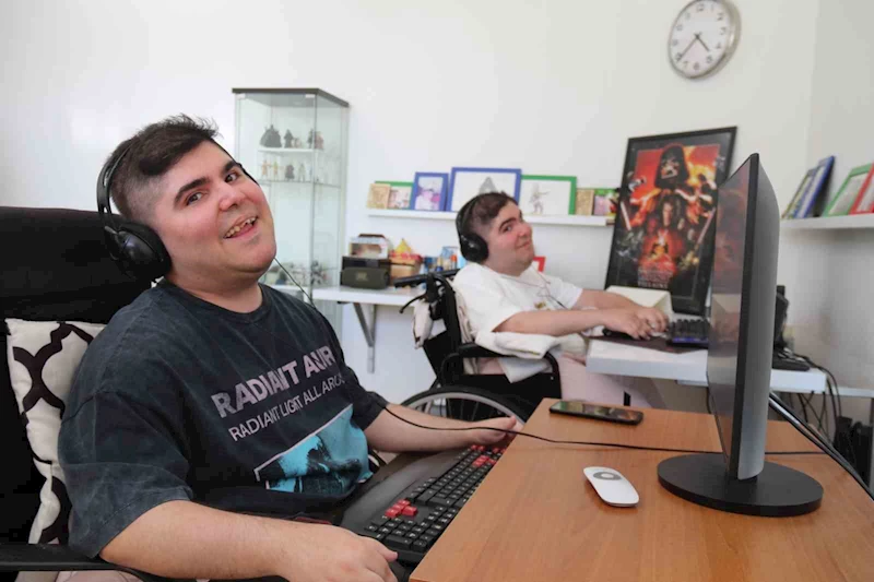 Yalnızca parmaklarını kullanabilen ikiz kardeşler bin parça besteledi
