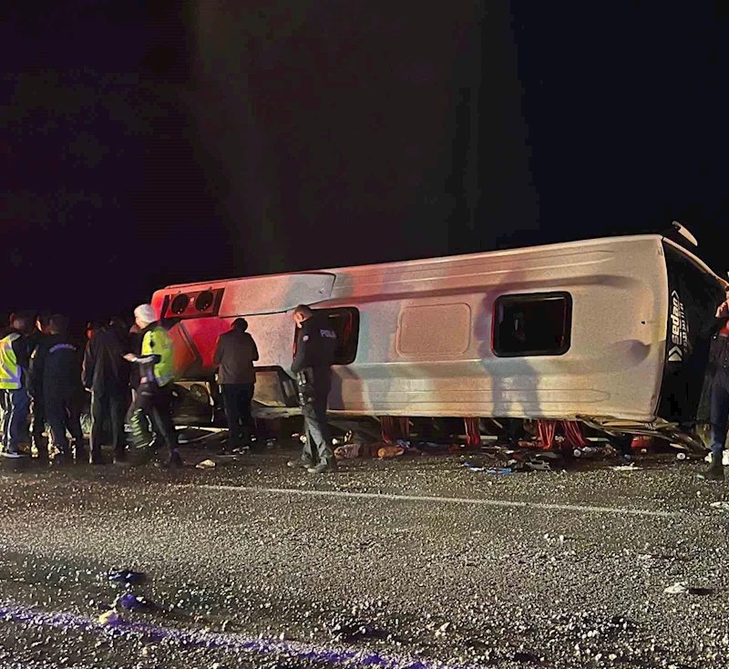Kahramanmaraş’ta kontrolden çıkan minibüs devrildi: 1 ölü, 19 yaralı
