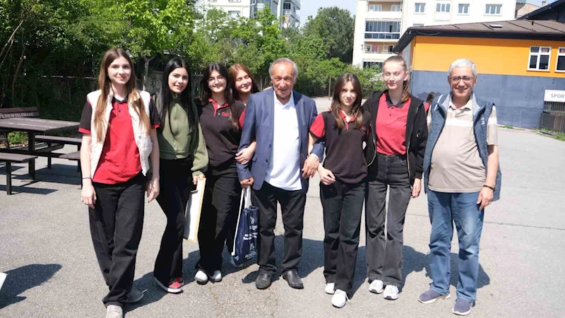 Huzurevi sakinleri ile liseli gençler bir araya geldi
