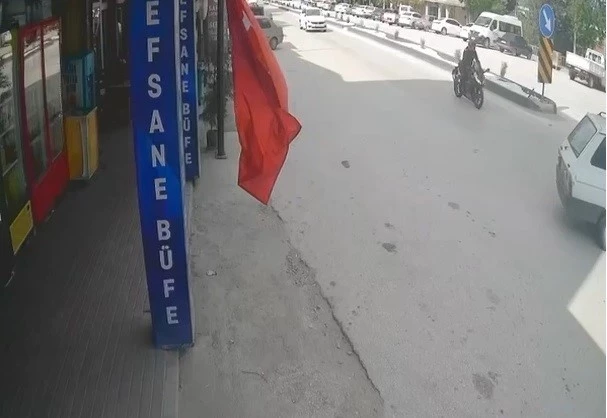 Aniden şerit değiştiren otomobile çarpan motosikletin sürücüsü yaralandı
