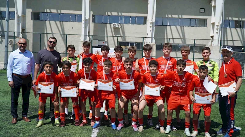 Manisa’da Yapılan Okul Sporları Futbol Yıldızlar Türkiye Yarı Finalleri sona erdi
