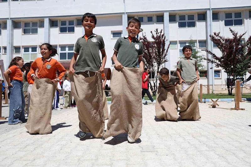 Elazığ’da ‘Geleneksel Oyun Tırı’ çocukları doyası eğlendirdi

