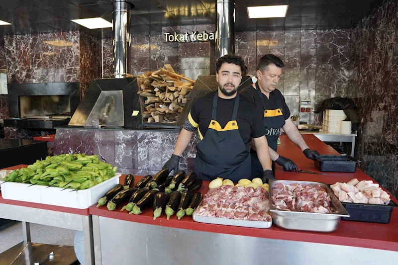Tokatlılar özel ocakta 40 dakikada pişen Tokat kebabıyla 81 ile meydan okudu

