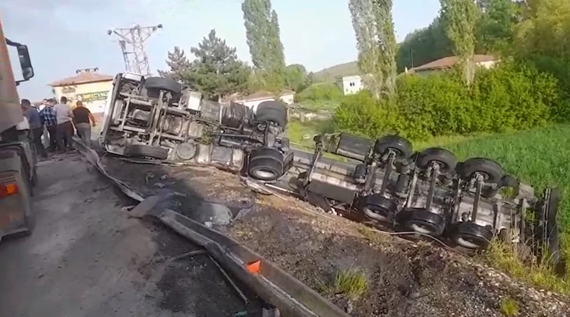 Tır şarampole devrildi, sürücüsü yaralandı
