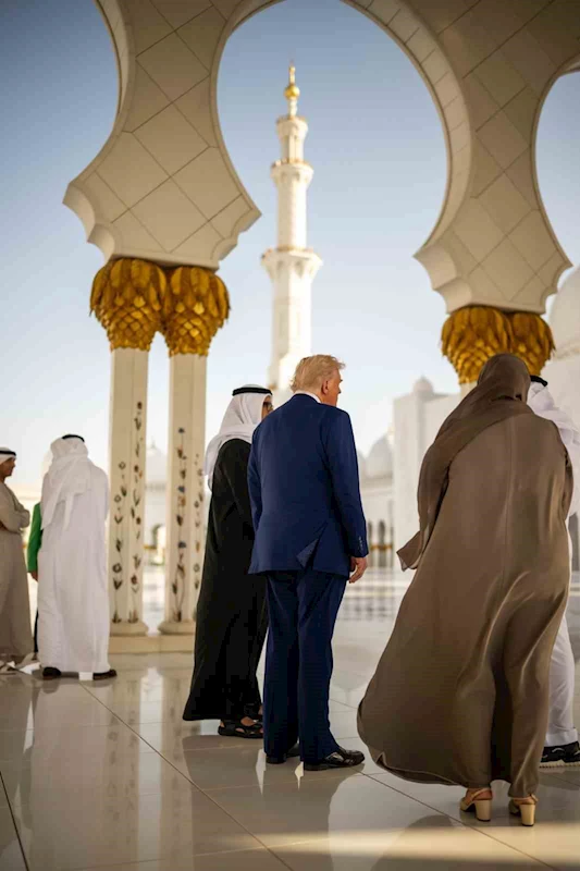 Trump, BAE Devlet Başkanı Al-Nahyan ile Şeyh Zayed Camii’ni gezdi
