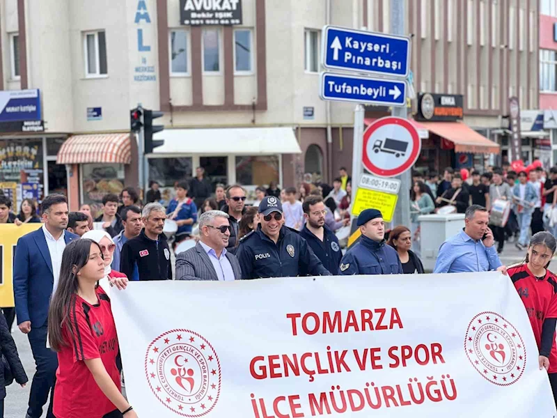 Tomarza’da coşkulu Gençlik yürüyüşü
