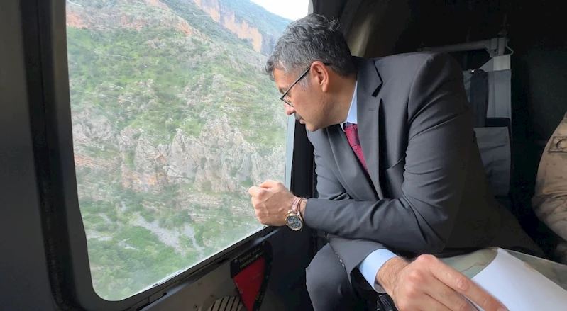 Hakkari Valisi Çelik, derede kaybolan çocuğu arama çalışmalarını havadan inceledi
