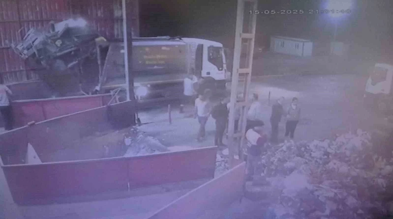 Yanlışlıkla çöpe atılan hatıra kolye 7 ton çöpün içinde bulundu
