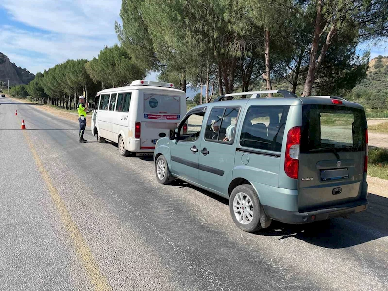 Trafik kurallarına uymayan sürücüler jandarmadan kaçamadı
