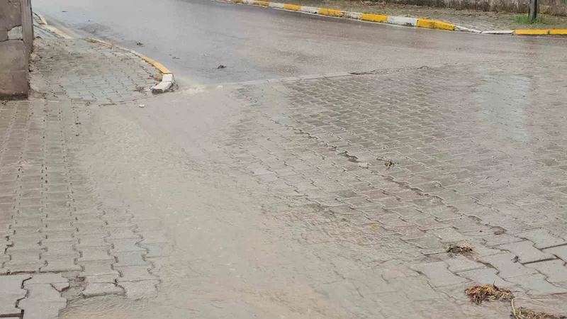 Bandırma’da sağanak yağış sele neden oldu...Vatandaşlar zor anlar yaşadı
