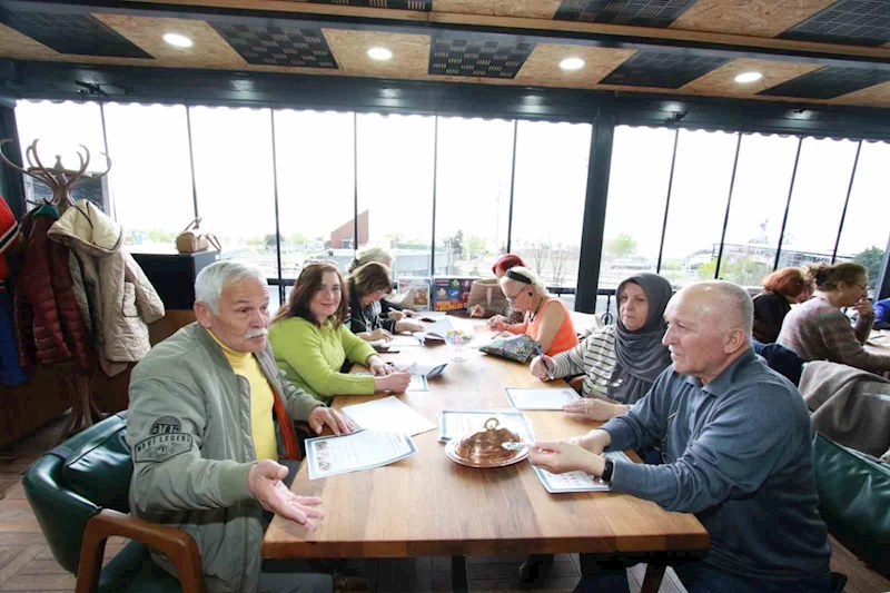 Koca çınarlar şiir dinletisinde buluştu
