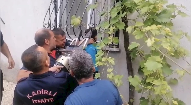 Oyun oynarken kafası demir parmaklığa sıkışan çocuğu itfaiye kurtardı
