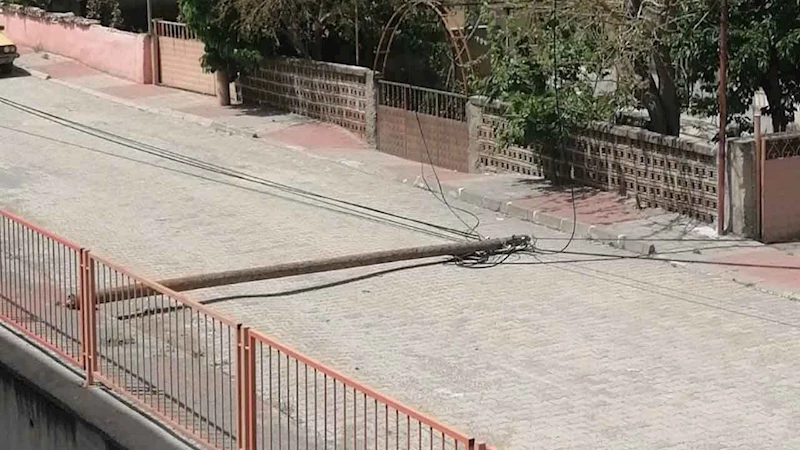 Kastamonu’da şiddetli rüzgar nedeniyle ahşap direk devrildi

