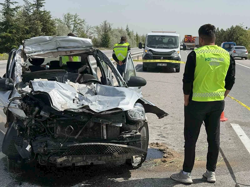 Otomobil tıra arkadan çarptı: 1 ölü, 4 yaralı
