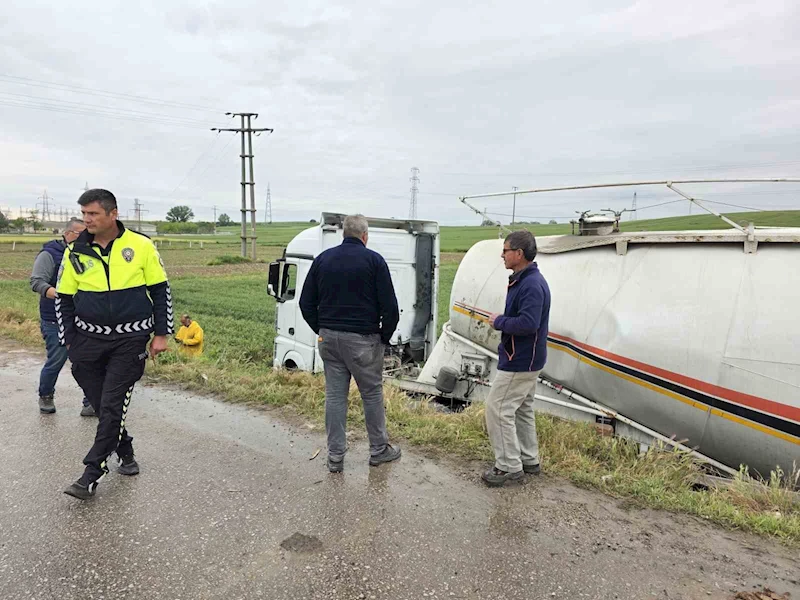 Edirne’de treyler silobas tarlaya devrildi: 1 yaralı
