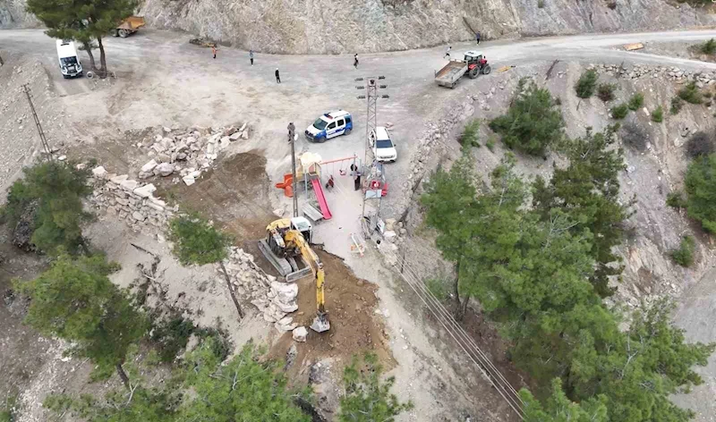 Ekipler günlerdir mesai yapıyor: Köylerin yarım asırlık yol sorunu çözülüyor
