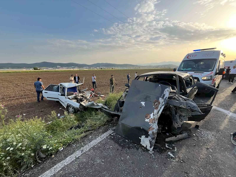 Otomobillerin hurdaya döndüğü kazada yaralılardan 2’si hayatını kaybetti
