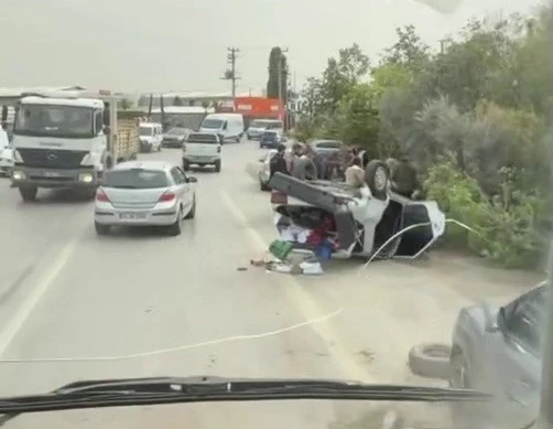 Sakarya’da fidanlıktaki ağaçlı saksılara çarpan otomobil ters döndü: 1 yaralı

