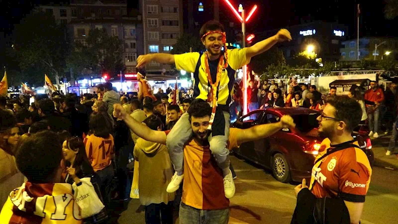 Kütahya’daki kutlamalara Fenerbahçeli taraftar da katıldı
