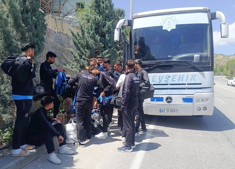 Kafileyi taşıyan otobüsün lastiği patladı, futbolcular taksiyle maça yetiştirildi
