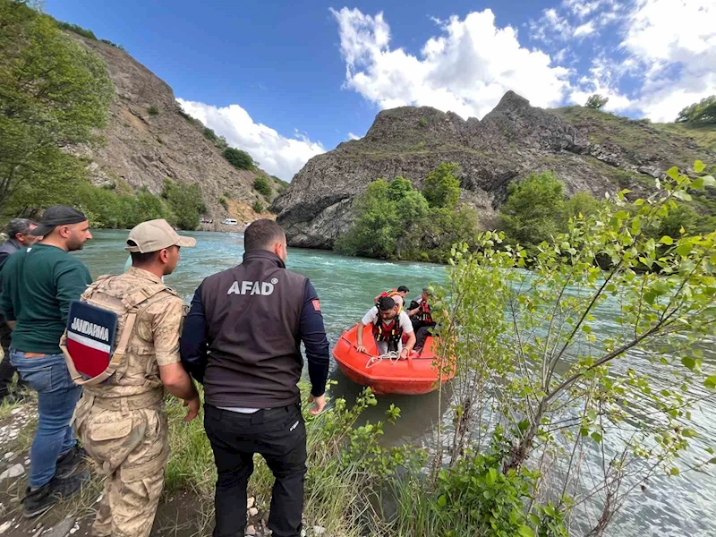 Munzur Nehri’nde mahsur kalan vatandaşı ekipler kurtardı
