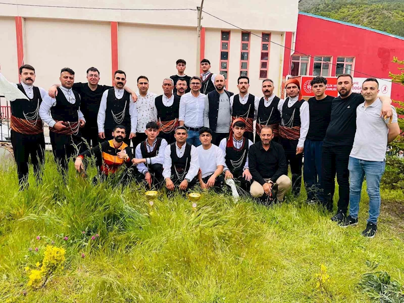 Ağrı ekibi halk oyunları bölge finallerinde birinci oldu
