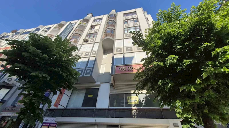 Avcılar’da binadan kopan beton parçaları bir kadının kafasına düştü
