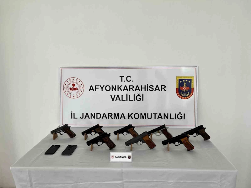 Ruhsatsız silahları satamadan jandarmaya yakalandı
