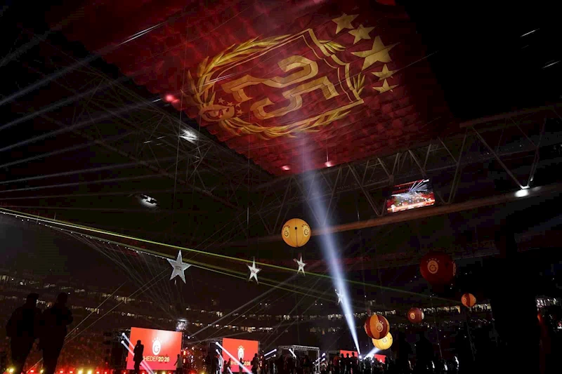 Galatasaraylı futbolcular şampiyonluğu marşlar ve şarkılarla kutladı

