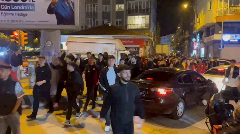 Eskişehirspor taraftarı sokağa döküldü
