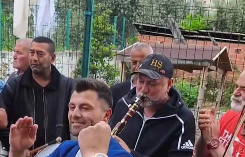 Hüsnü Şenlendirici İznik’te arkadaşının düğününe katıldı
