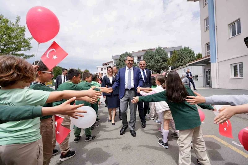 Bakan Tekin Atatürk İlkokulu’nu ziyaret etti, bayrak törenine katıldı
