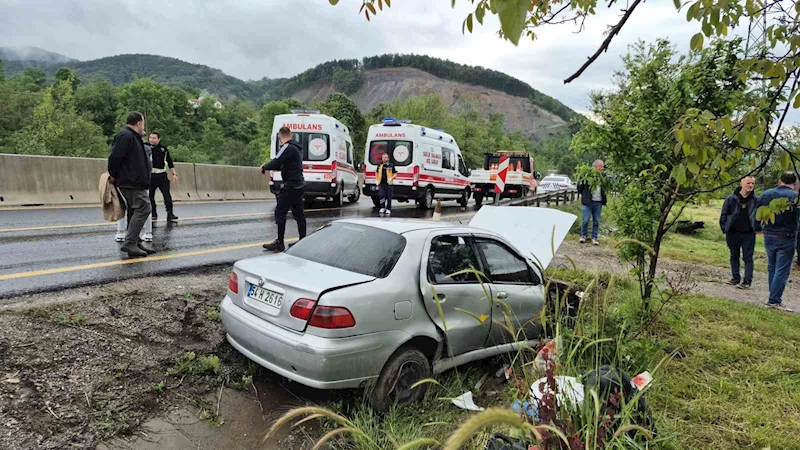 Bolu Dağında otomobil kanala uçtu; 3 yaralı
