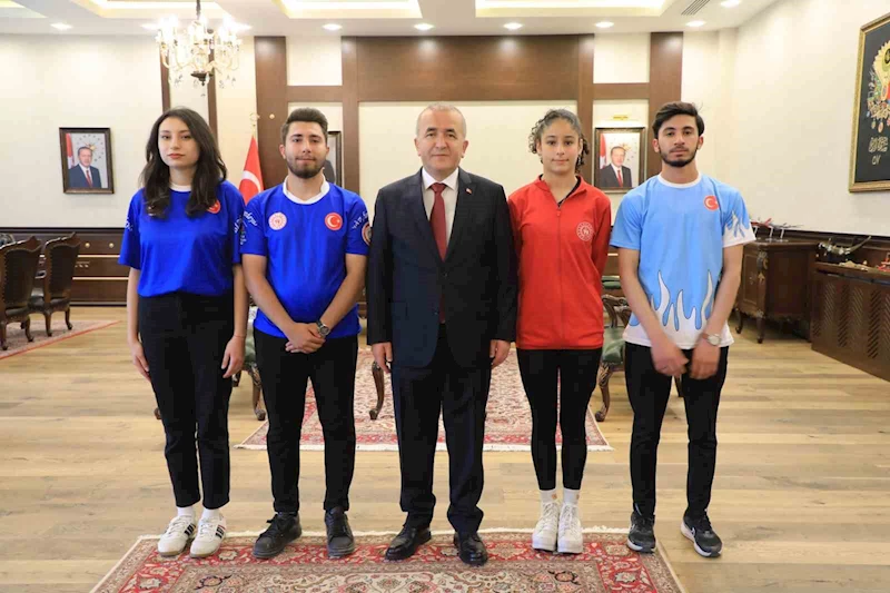 Vali Hatipoğlu, gençlerle bir araya geldi
