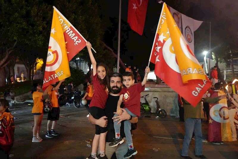 Galatasaray şampiyon oldu, Antalya sokaklara döküldü
