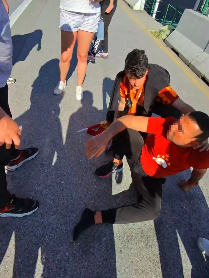 Kadıköy’de Galatasaraylı taraftara silahlı saldırı kamerada

