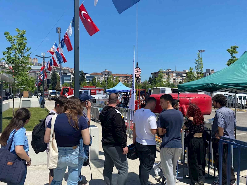 Gökyüzünde adrenalin dolu anlar: Çanakkale türküsünü söyledi

