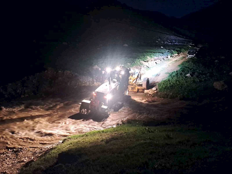 Van’da pancar toplamaya giden vatandaşlar su seviyesi yükselince mahsur kaldı
