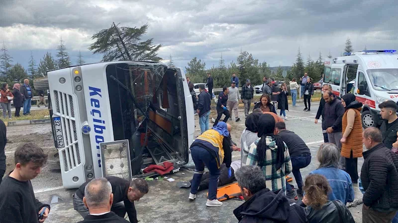 Isparta’da yolcu midibüsü devrildi, yaralılar var
